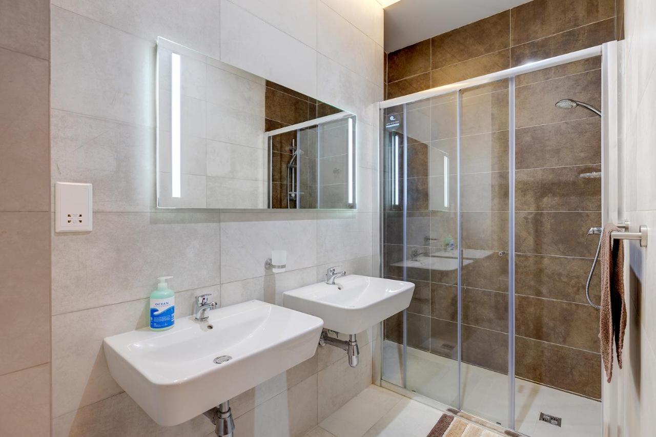 Luxe Apartment With Valletta And Harbour Views Sliema Exterior photo