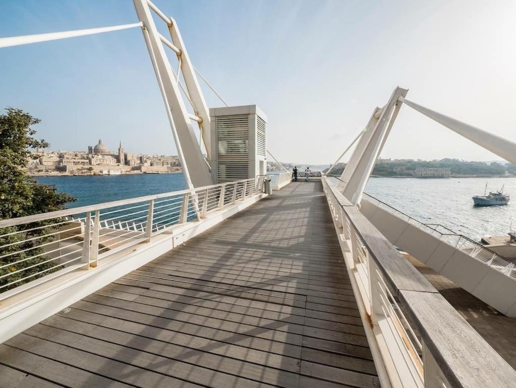 Luxe Apartment With Valletta And Harbour Views Sliema Exterior photo